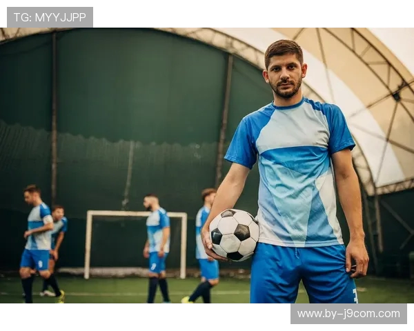 为什么踢足球的运动员普遍选择剃光头背后的原因分析